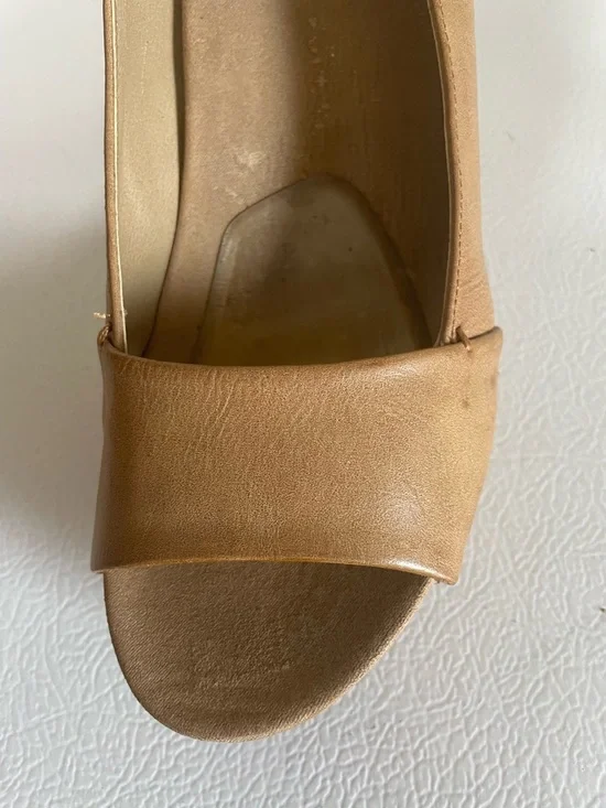 Reaction Kenneth Cole Women's Tan Wedge Sandals. Good Condition. Size 9. - Picture 4 of 11